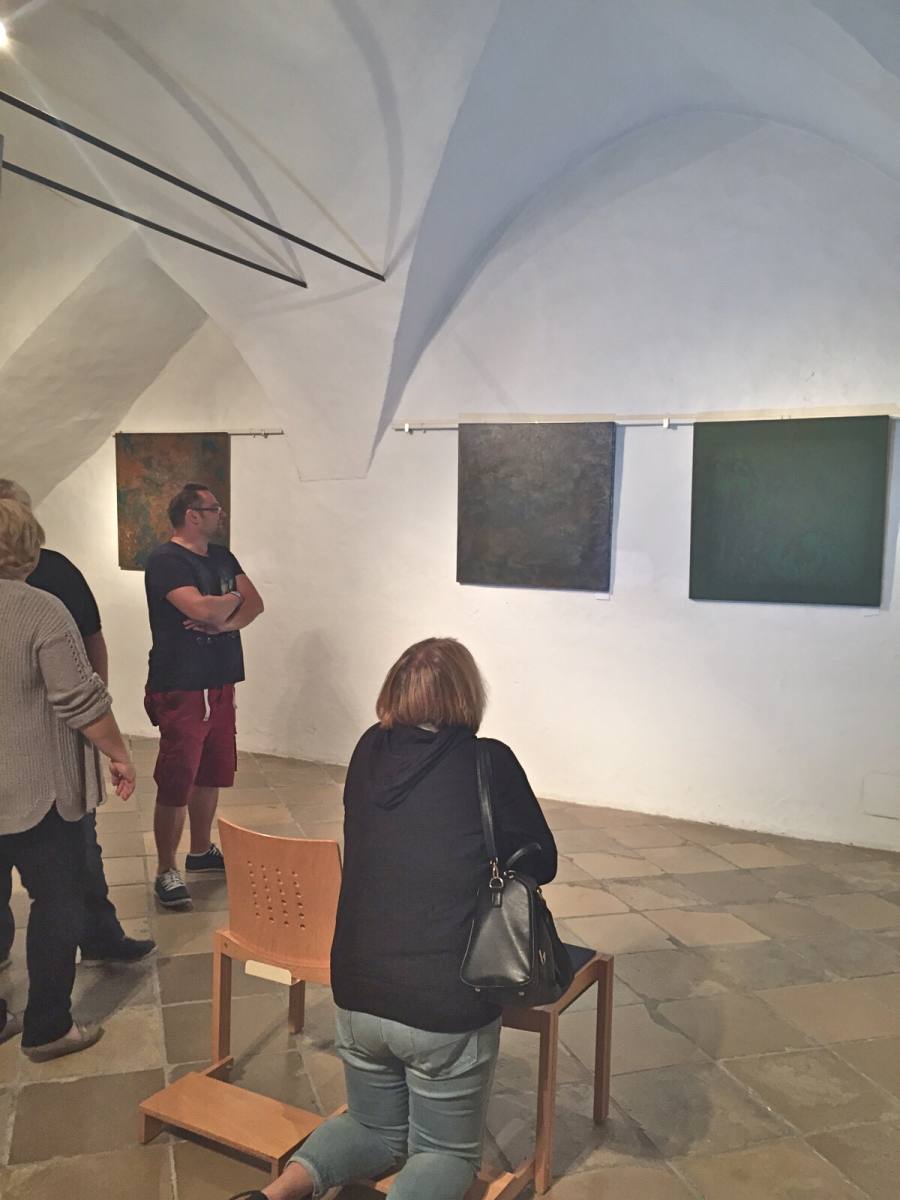 knie vor der kunst